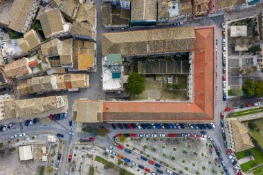 UNESCO 'nun Eski Korfu Kasabası' ndaki (Kerkyra) Geleneksel Terasotta Çatı ve Tarihi Avlusu: Akdeniz İyon Adasının Gündüz Bahçeleri ve Parklı Otomobilleri ile Şehir Mimarisi ve Dar Sokakları