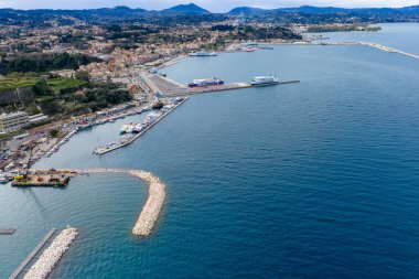 Gündoğumunda Korfu Eski Kasabası ve Yeni Liman Havadan Görünümü; Venedik Kaleleri, Gemi Gemileri ve İyon Deniz Sahil Hattı, Yunanistan 'da UNESCO Dünya Mirası Bölgesi, Akdeniz Avrupa
