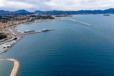 Yunanistan 'da Kerkyra Denizi yolcu feribotunun limana yanaştığı Corfu New Port' un insansız hava aracı görüntüsü. Manzaralı Akdeniz deniz taşımacılığı ve İyon Denizi, Kerkyra