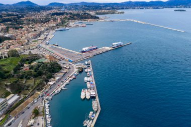 Korfu Yeni Limanı 'ndaki Yunan feribot ve yolcu gemilerinin yukarıdan aşağıya bakış açısı. Yunanistan 'ın Kerkyra kentindeki iskeleye demirlemiş Kerkyra Hatları ve Denizyolları gemileri. Akdeniz deniz taşımacılığı