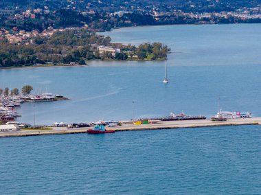 Yunanistan 'ın Korfu Limanı Hava Görüntüsü: Kerkyra Kasabası' ndaki Kıyı Kentsel Sahili ile Feribot ve Marina