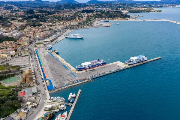 İskele, Kerkyra Denizi ve Hatları, Mavi İyon Denizi ve Yunanistan Sahil Kenti 'ne demirli Korfu Limanı Hava Görüntüsü