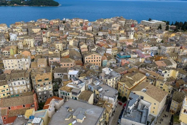 Yunanistan 'ın Korfu Eski Kasabası' nın havadan görünüşü. Kerkyra 'nın yoğun şehir merkezinde terracotta çatıları ve Aziz Spyridon kilise kulesi olan tarihi Venedik mimarisi