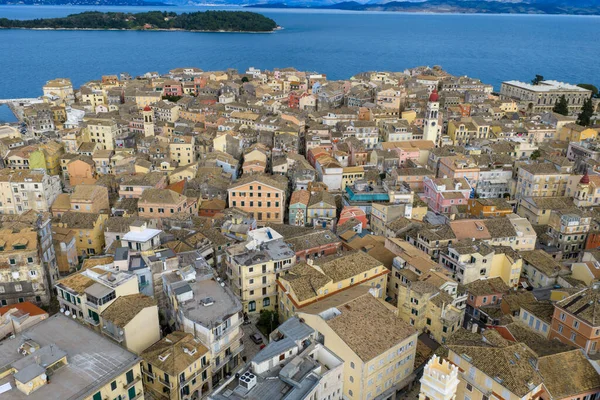 Korfu Eski Kasabası ve Vido Adası 'nın panoramik insansız hava aracı görüntüleri. Aziz Spyridon çan kulesi ve derin mavi İyon Denizi geçmişine sahip Kerkyra 'nın tarihi şehir manzarası