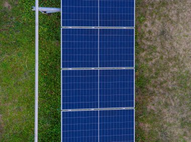Korfu Yunanistan 'daki Fotovoltaik Güneş Hücre Panelleri Dizisinin Havadan Üst Görünümünü Kapat Yeşil Enerji Teknolojisi Dokusunu Yenilenebilir Güç Üretimi Konsepti