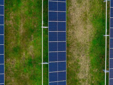 Korfu 'daki Çimenli Alan, Hava Aracı Üst Görünümü: Yunanistan Sürdürülebilir Enerji Çiftliği Fotovoltaik Enerji Santrali Alternatif Elektrik Kaynağı