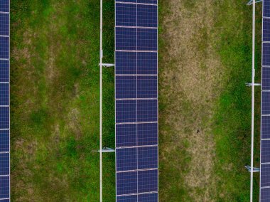 Korfu Yunanistan 'daki Yeşil Çim Sahasındaki Güneş Paneli Çiftliğinin Havadan Aşağı Görünümü Fotovoltaik Enerji Üretimi Sürdürülebilir Elektrik Üretimi