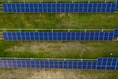 Yeşil Alan Korfu 'daki Yatay Güneş Paneli Sıralarının Yukarıdan Aşağı Havadan Görünümü Yunanistan Yenilenebilir Enerji Üretim Santrali Fotovoltaik Hücreleri Sürdürülebilir Enerji Sanayii