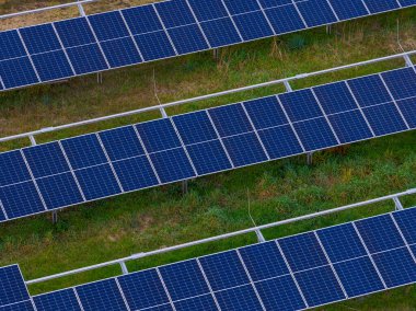 Grassy Alanındaki Çapraz Fotovoltaik Güneş Panelleri, Temiz Elektrik Üretim Santrali, Korfu Yunanistan Hava Atışı