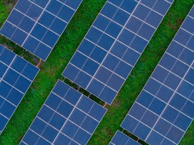 Güneş Paneli Izgara Dokusunun Dikey Hava Aracı Çekimi, Sürdürülebilir Elektrik Üretim Tesisi, Korfu Yunanistan Ortamı