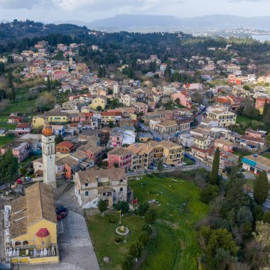 Potamos köyü, Saint Barbaros kilise kulesi, geleneksel mimari, Korfu Kasabası yakınlarındaki yeşil manzara, İyon Adaları, Yunanistan