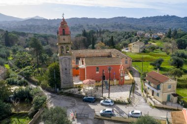 Kompitsi, Korfu 'daki Geleneksel Yunan Malikanesi ve Bahçesi Üst Aşağı Hava Görünümü. Akdeniz Konut Mimarisi 'nin İHA Çekimi, Taş Patiolar ve İyon Adası' ndaki Lush Green Peyzaj