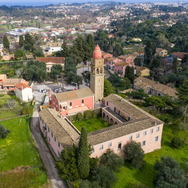 Tarihi Kompitsi Konağı 'nın ve Yunanistan' ın Korfu kentindeki geleneksel binaların hava perspektifi. Resimli bir yamaç köyünde Venedik tarzı mimari ve avlu