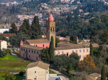 Kompitsi Köyü 'ndeki Ortodoks Kilisesi' nin Havadan Görünümü Çan Kulesi ve Yeşillik Ortası Tarihi Mimarisi ile Yunanistan Korfu