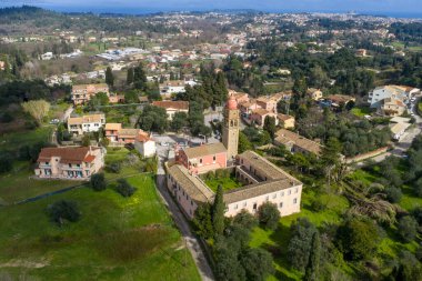 Kompitsi köyündeki tarihi bir manastır ve kilisenin İyon Denizi 'nin arka planında Korfu, Yunanistan