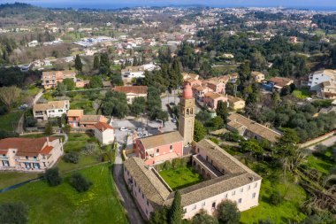 Yunanistan 'ın Korfu kentinde dağınık evler ve geniş yeşil bitki örtüsünün yer aldığı Kompitsi kırsalının manzarası