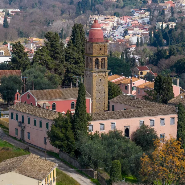 Kompitsi Korfu 'nun Panoramik Hava Fotoğrafları Yunanistan' ın Yeşil Orman ve Kıbrıs Ağaçlarıyla çevrili Hillside Köyü