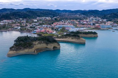 Yunanistan 'ın Korfu Adası Sidari kentindeki Kanal d' Amour ve kumtaşı uçurumlarının havadan görünüşü; turkuaz İyon Denizi sularıyla ünlü romantik bir sahil beldesi..