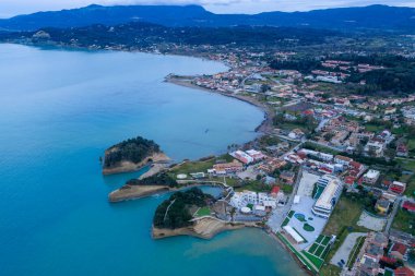 Sidari ve Canal d 'Amour, Corfu, Yunanistan' ın hava manzarası: Yumuşak bir akşam gökyüzü altında ünlü turkuaz körfezi, kayalık uçurumlar ve Akdeniz kıyı manzarası.