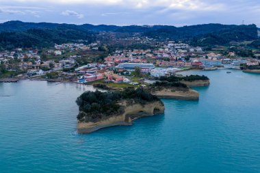 Akşam alacakaranlığı sırasında Yunanistan 'ın Corfu adasında kumtaşı uçurumları ve Kanal d' Amour kaya oluşumlarıyla Sidari kıyı şeridinin havadan görünüşü.