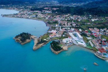 Yunanistan 'ın Korfu Adası' ndaki Canal d 'Amour Kanalı yakınlarındaki eşsiz kumtaşı kaya oluşumları ve turkuaz İyon Denizi' nin yer aldığı Sidari kıyı şeridinin havadan görünüşü. Manzaralı Akdeniz yaz seyahati manzarası.