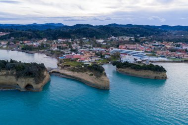 Korfu Yunanistan 'daki Sidari kıyı şeridi ve Canal d' Amour kaya oluşumlarının panoramik hava aracı görüntüsü koyları ve yarımadaları gösteriyor
