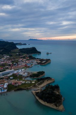 Sidari, Korfu, Yunanistan 'daki Meşhur Kanal d' Amour Sahil Çizgisi 'nin Hava Aracı Görünümü: Kıyı Resort, Eşsiz Kaya oluşumları ve Kış Mevsiminde Turkuaz Suları' nın yer aldığı Manzara.