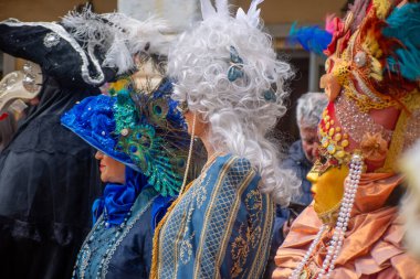 Yunanistan 'ın Kerkyra kentinin Tarihi Caddelerinde düzenlenen Geleneksel Korfu Karnaval Kutlaması sırasında Venedik Kostümleri ve Maskelerine Katılımcılar