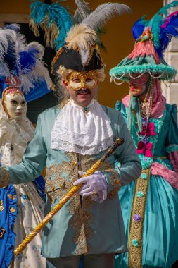 Korfu Yunanistan 'da Venedik Karnaval Kutlamasında Altın Maskeli ve Tüy Şapkalı Açık Mavi Dönemli Adam