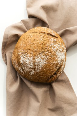 Beyaz masa üzerinde taze ekmek