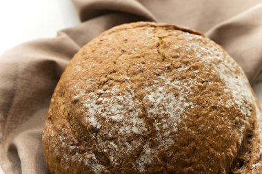 Beyaz masa üzerinde taze ekmek