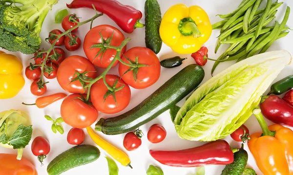 Bild av olika grönsaker på vit bakgrund — Stockfoto