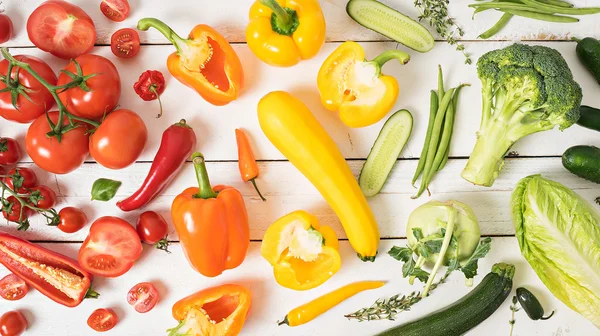 Imagem de diferentes vegetais no fundo branco — Fotografia de Stock