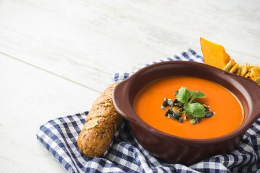 Tahta bir masada balkabağı çorbası