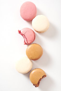 Güzel tatlı ve renkli Fransızca macaroons.