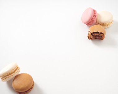 Güzel tatlı ve renkli Fransızca macaroons.