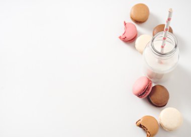 şişe süt ile farklı macaroons