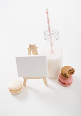 şişe süt ile farklı macaroons