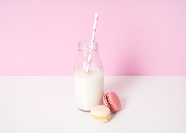 şişe süt ile farklı macaroons