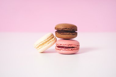 Güzel tatlı ve renkli Fransızca macaroons.