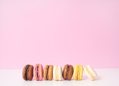Güzel tatlı ve renkli Fransızca macaroons.