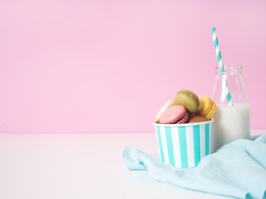 şişe süt ile farklı macaroons