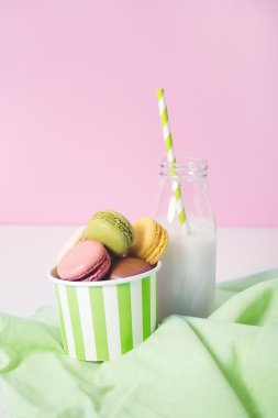 şişe süt ile farklı macaroons