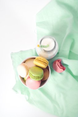 şişe süt ile farklı macaroons