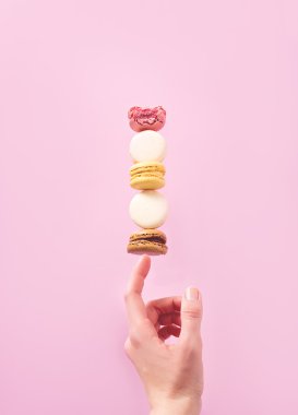 Güzel tatlı ve renkli Fransızca macaroons.