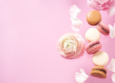 Güzel tatlı ve renkli Fransızca macaroons.