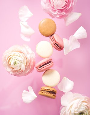Güzel tatlı ve renkli Fransızca macaroons.