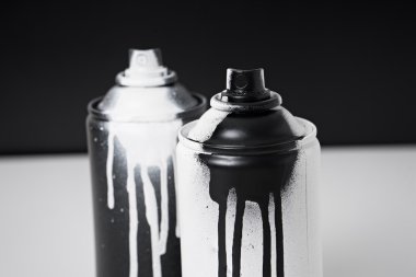siyah ve beyaz sprey boya şişe