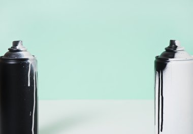siyah ve beyaz sprey boya şişe