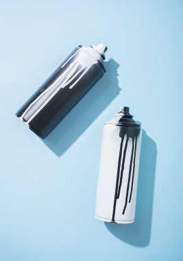 siyah ve beyaz sprey boya şişe